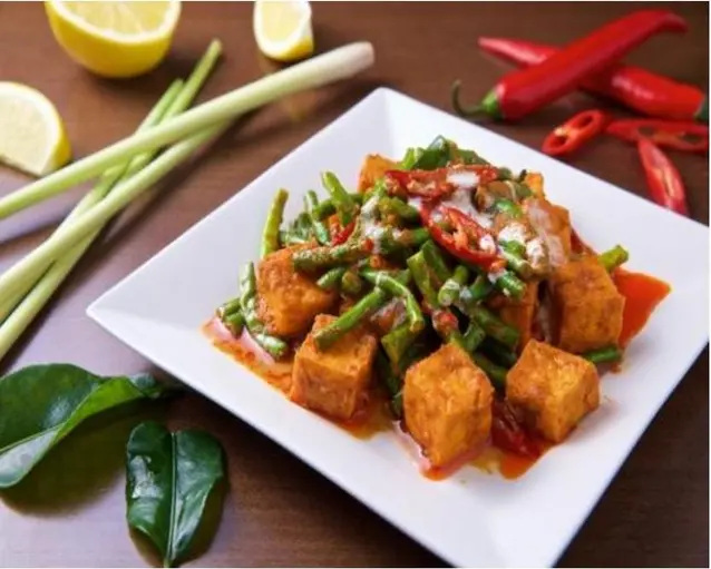 Spicy Tofu & Long Beans in Thai Red Sauce